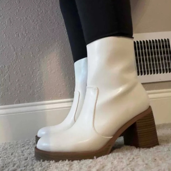 6 1/2" Universal Thread Women's Olly Platform Boots - Off White - Womens  - Picture 1 of 4